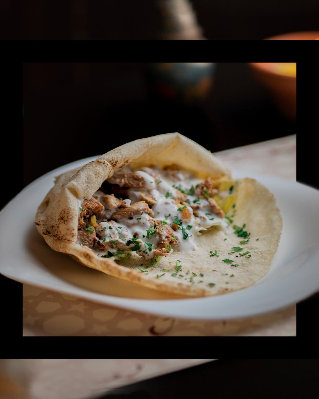 Pita con salsa blanca en un plato