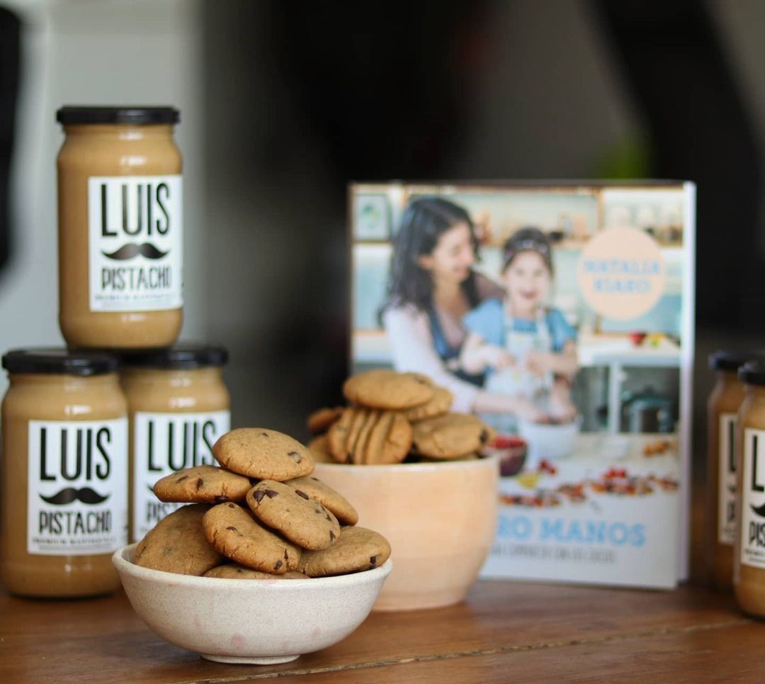 Tarros de Luis Pistacho junto a galletas y una revista