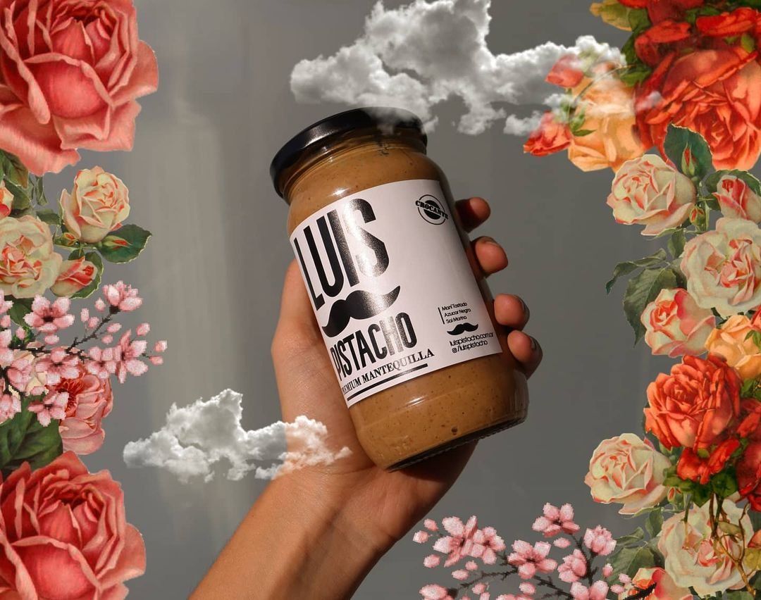 Collage de un tarro de Luis Pistacho entre flores y nubes