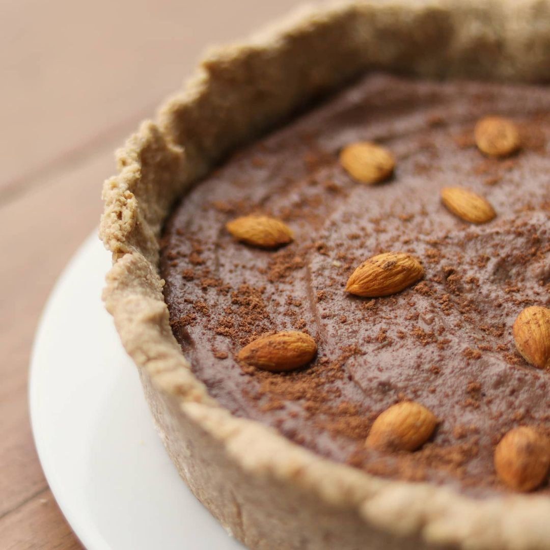 Tarta de crema de cacahuete con almendras