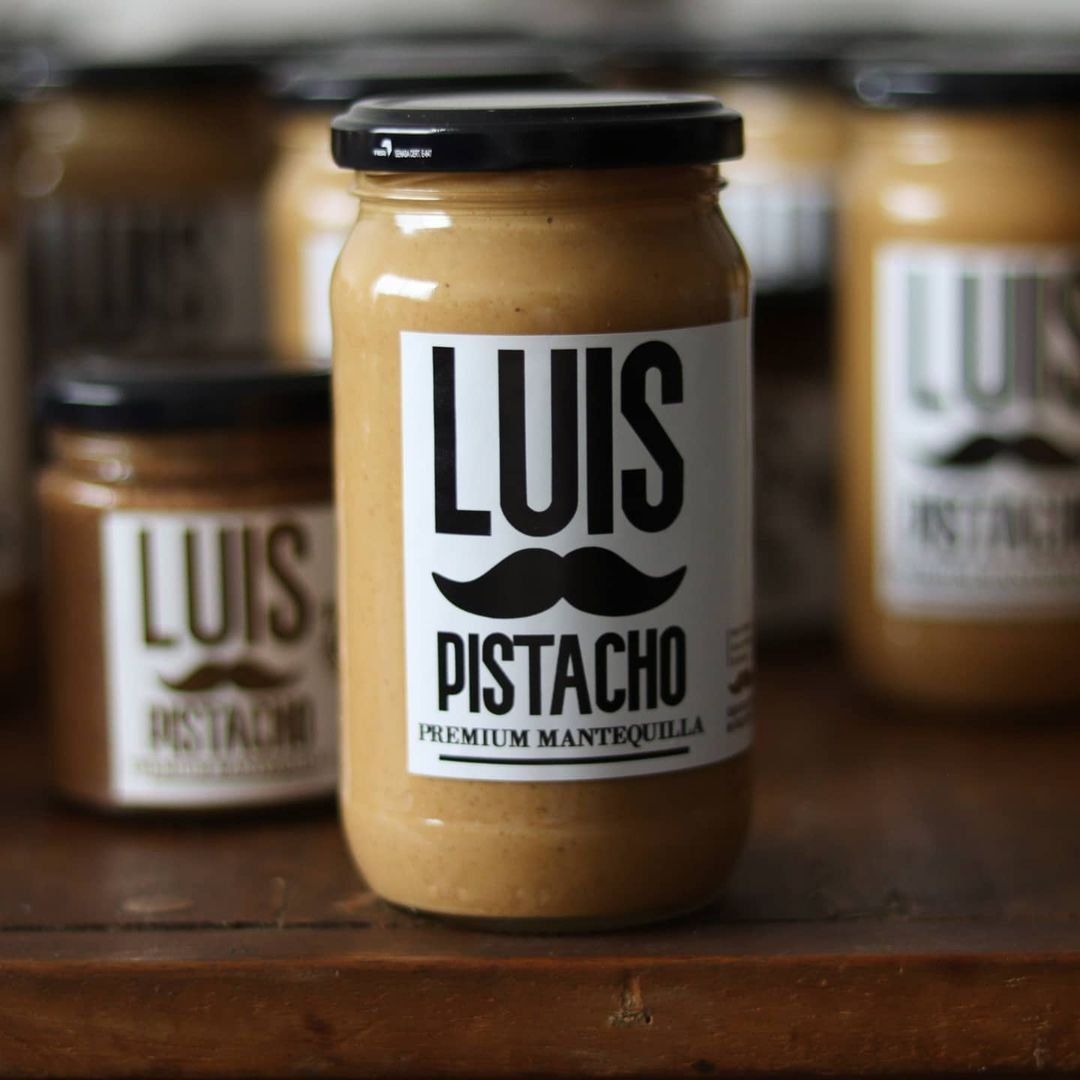 Tarros de crema de cacahuete Luis Pistacho sobre una mesa de madera