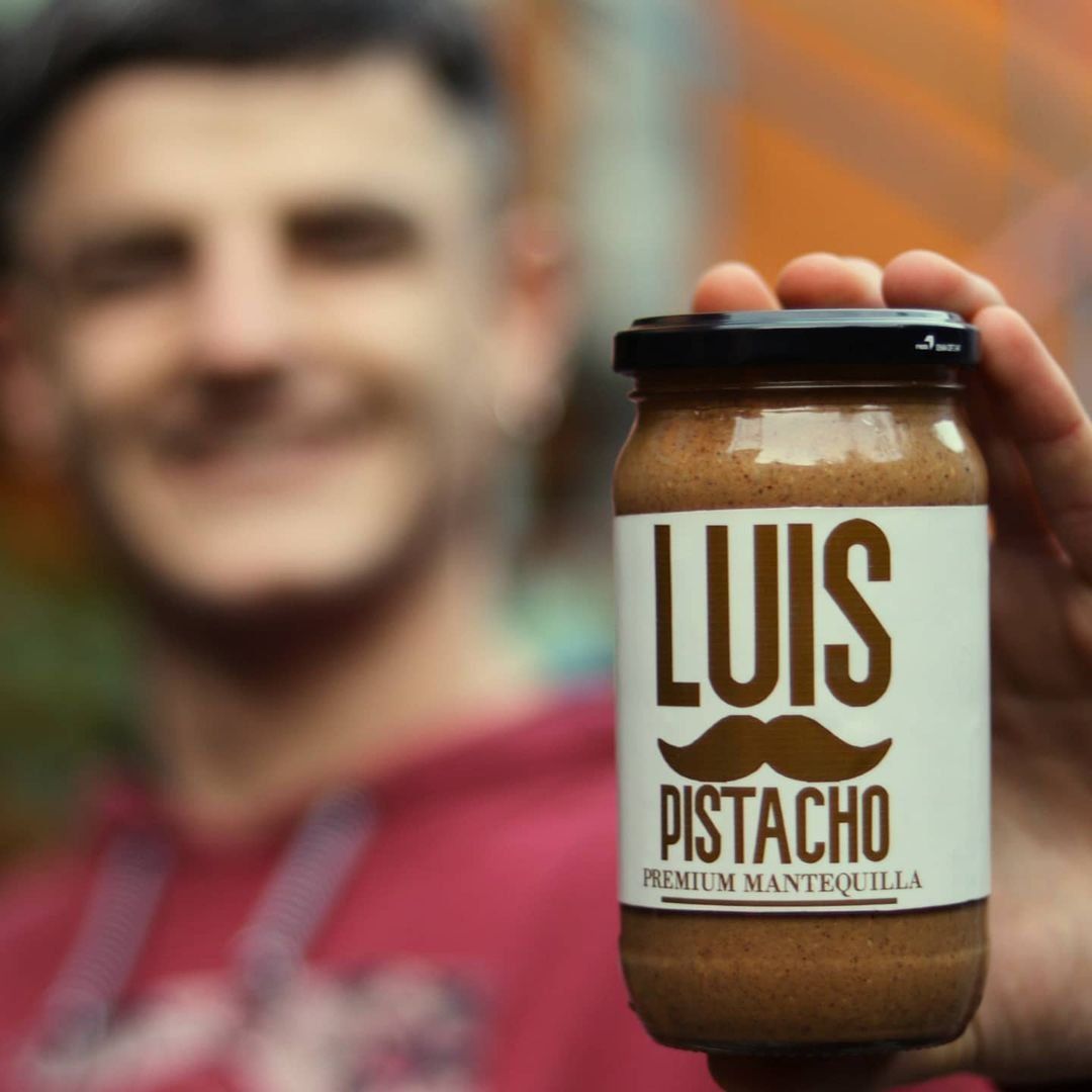 Persona sonriente sosteniendo un tarro de Luis Pistacho