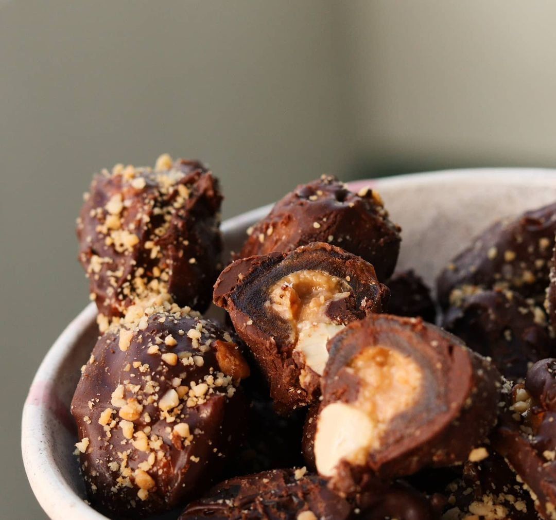 Bombones de chocolate rellenos de crema de cacahuete